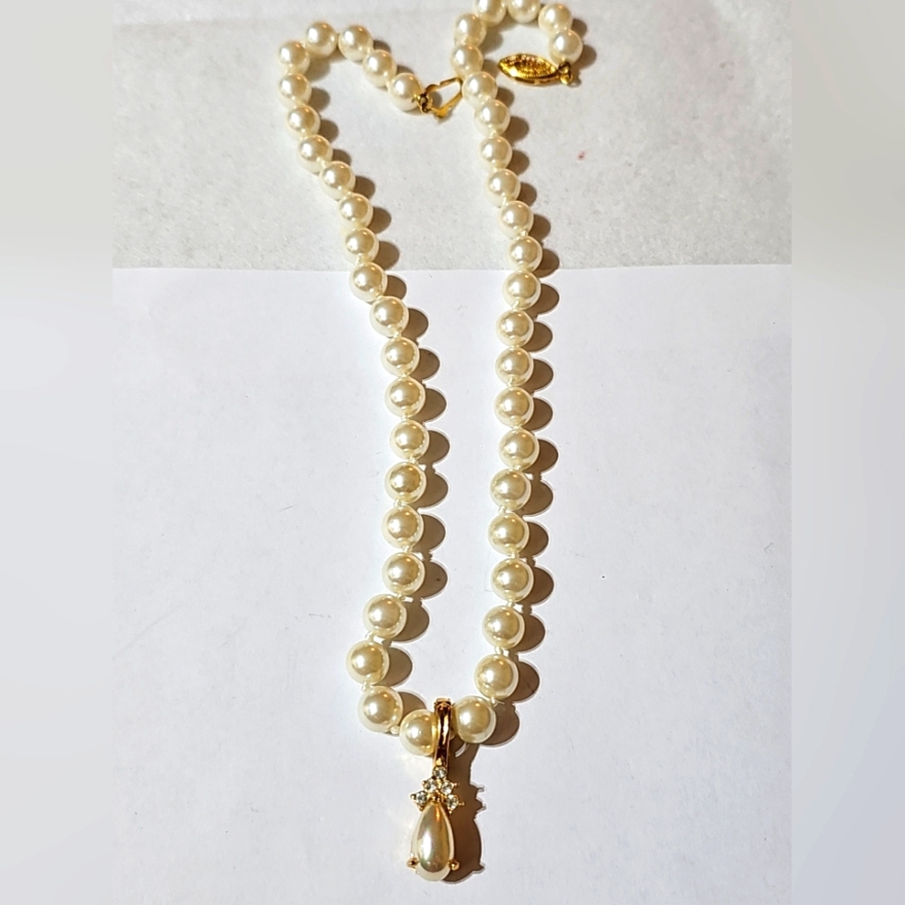 VTG ROMAN HAND KNOTTED IMITATION PEARL NECKLACE AND PENDANT - COSTUME JEWELRY